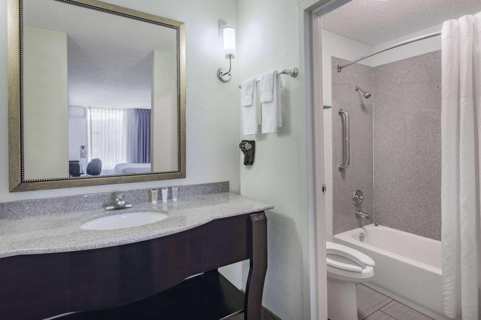Days Inn And Suites By Wyndham Oxford Bagian luar foto