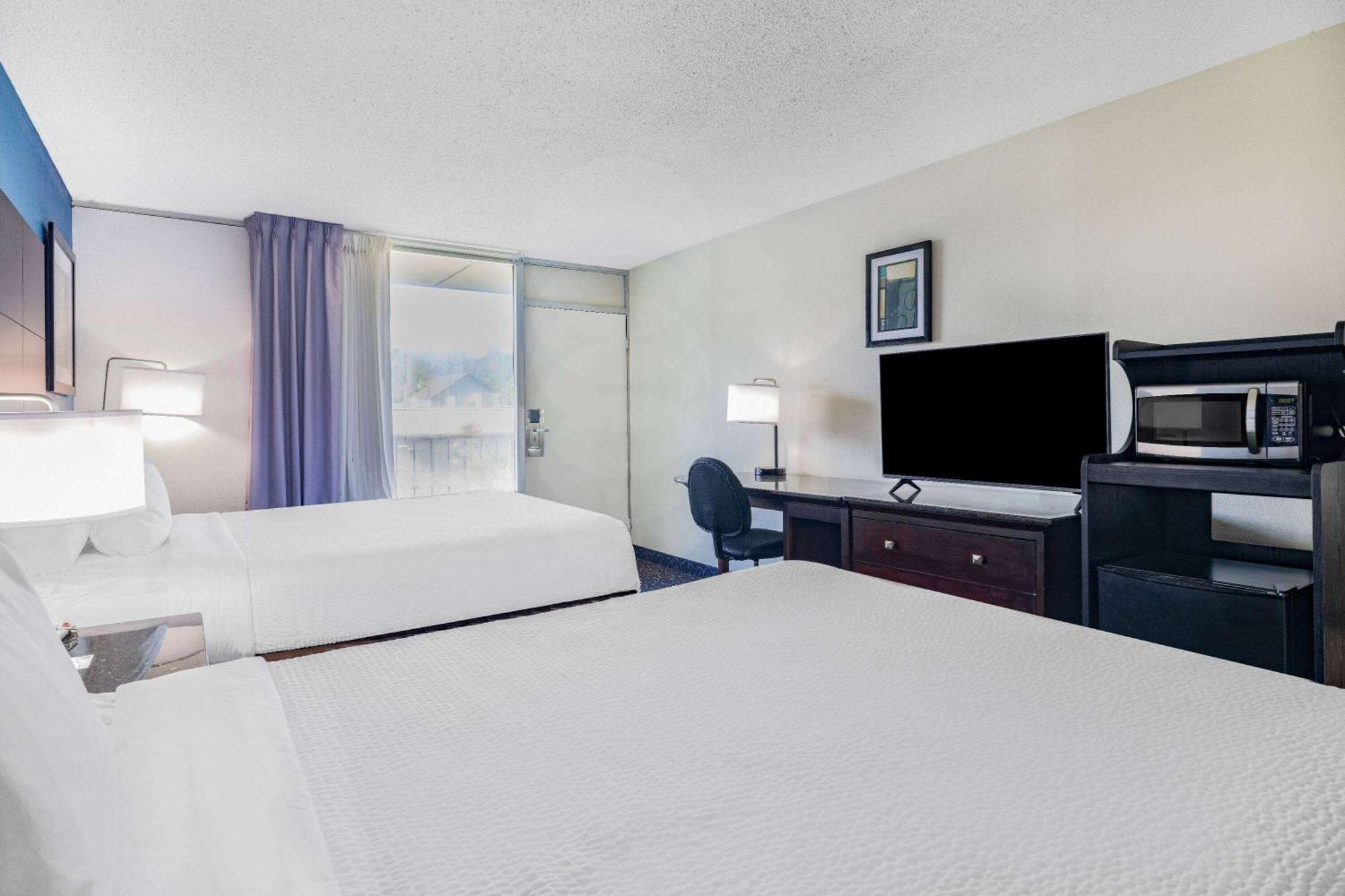 Days Inn And Suites By Wyndham Oxford Bagian luar foto