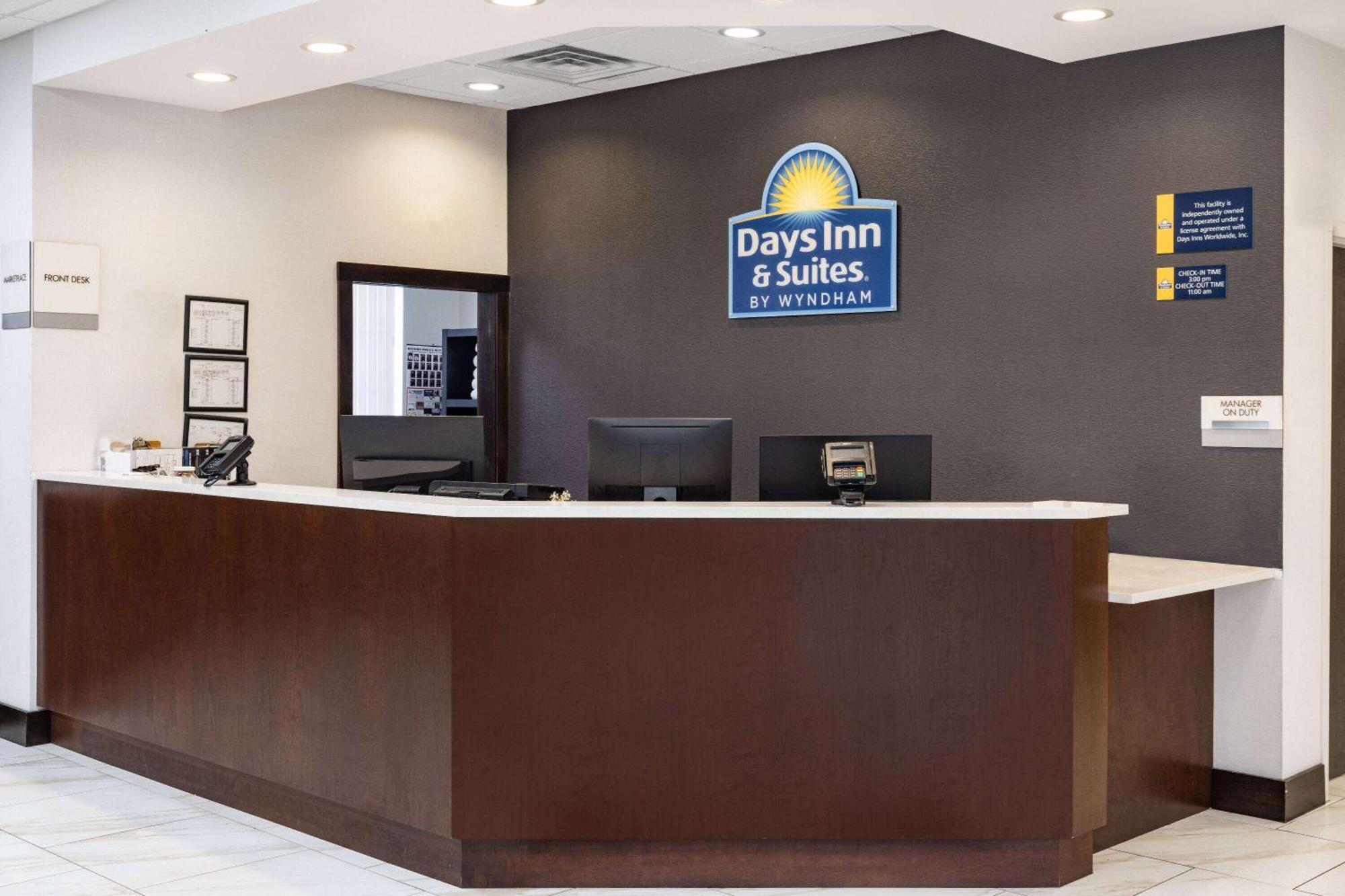 Days Inn And Suites By Wyndham Oxford Bagian luar foto